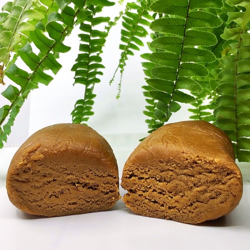 Bloc de résine CBD Piatella Kush à la texture beurrée, sur fond clair
